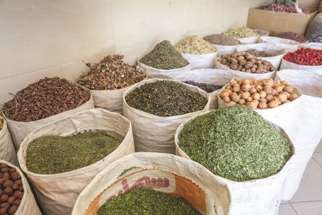 🌿 تاریخچه سرای اردکانیان مشهد؛ از کاروانسرای زائران تا قطب بازار عطاری ایران 3 سرای اردکانیان