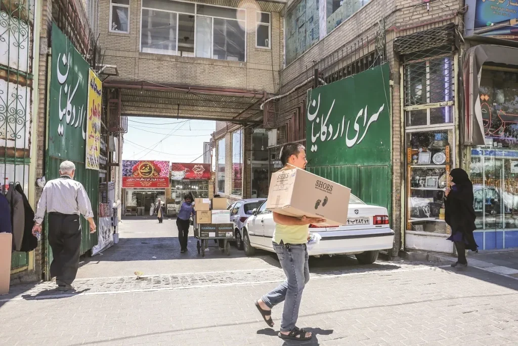 🌿 تاریخچه سرای اردکانیان مشهد؛ از کاروانسرای زائران تا قطب بازار عطاری ایران 2 پیشنهاد سئو تصویر — Alt Text: "درب ورودی تاریخی سرای اردکانیان در پنجراه مشهد"
